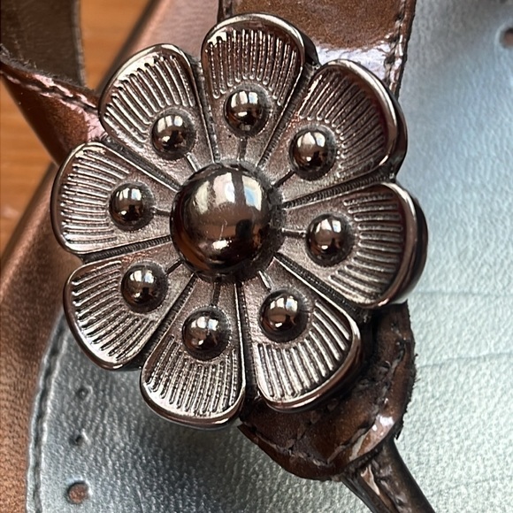Rockport Brown Sandals with Leather Straps and Decorative Rosette - Picture 2 of 9